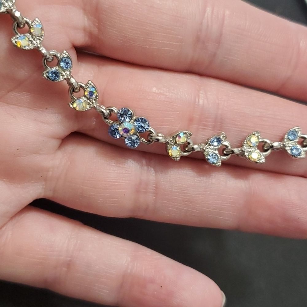 Silver tone blue shimmery bracelet 6-7"